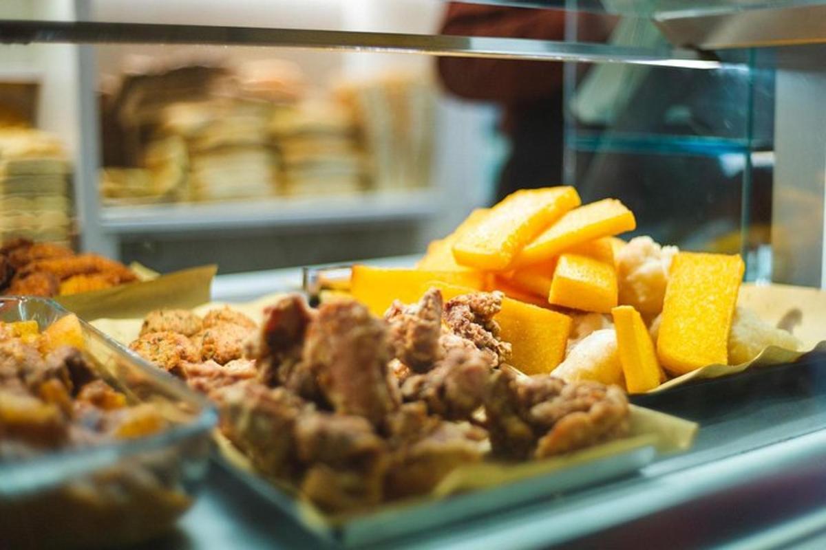 Un buffet de comida con carne, frutas y verduras.
