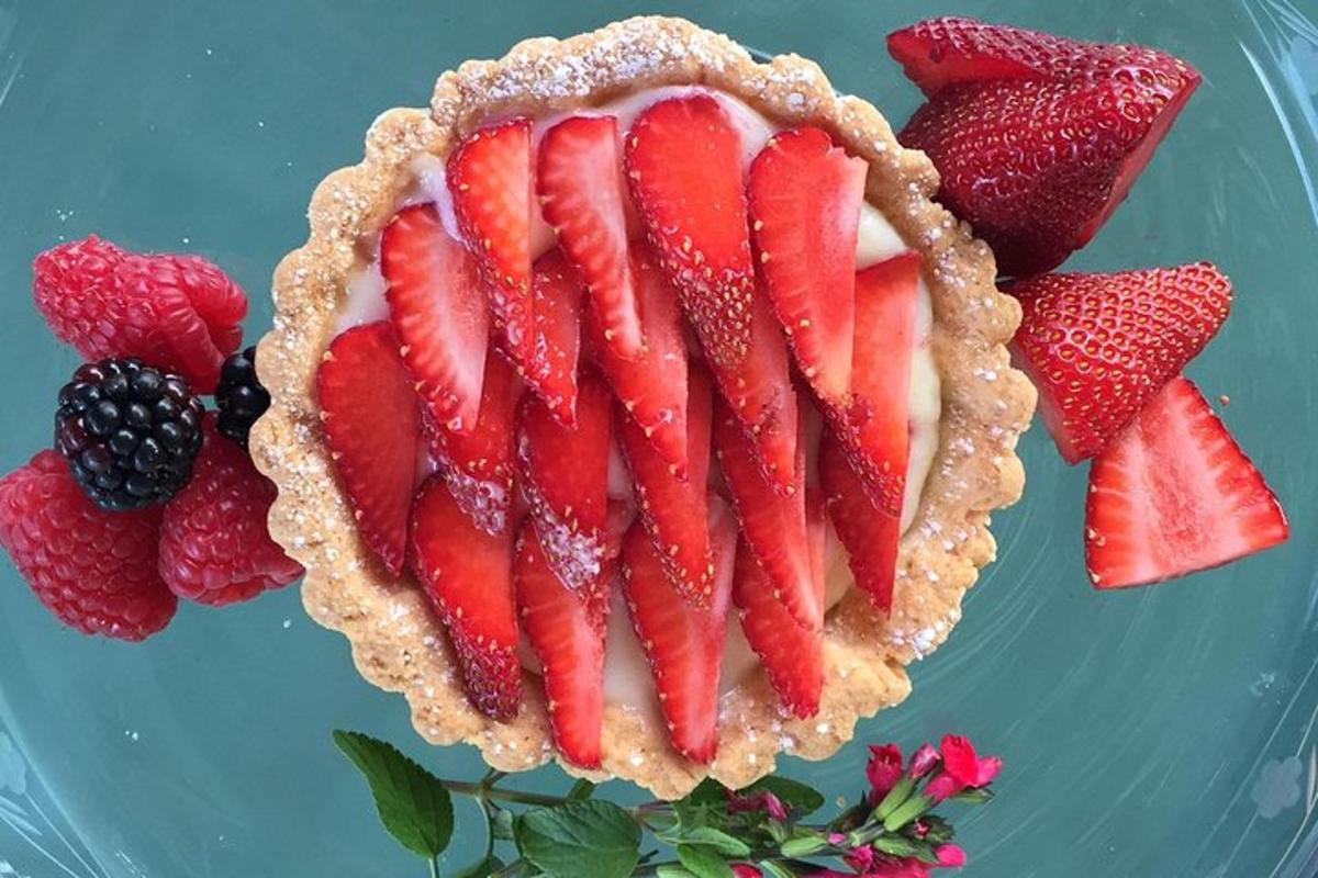 pai buah dengan strawberi di atas pinggan biru