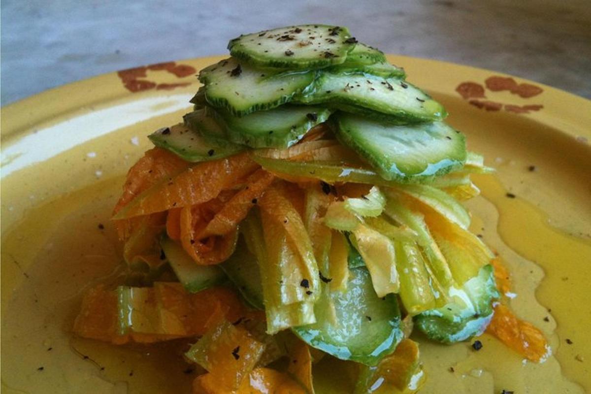 sepinggan makanan kuning dengan sayur-sayuran di atasnya