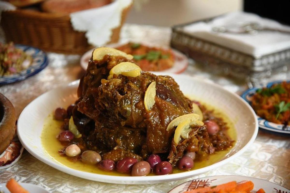 طبق طعام مع الفاصوليا على الطاولة
