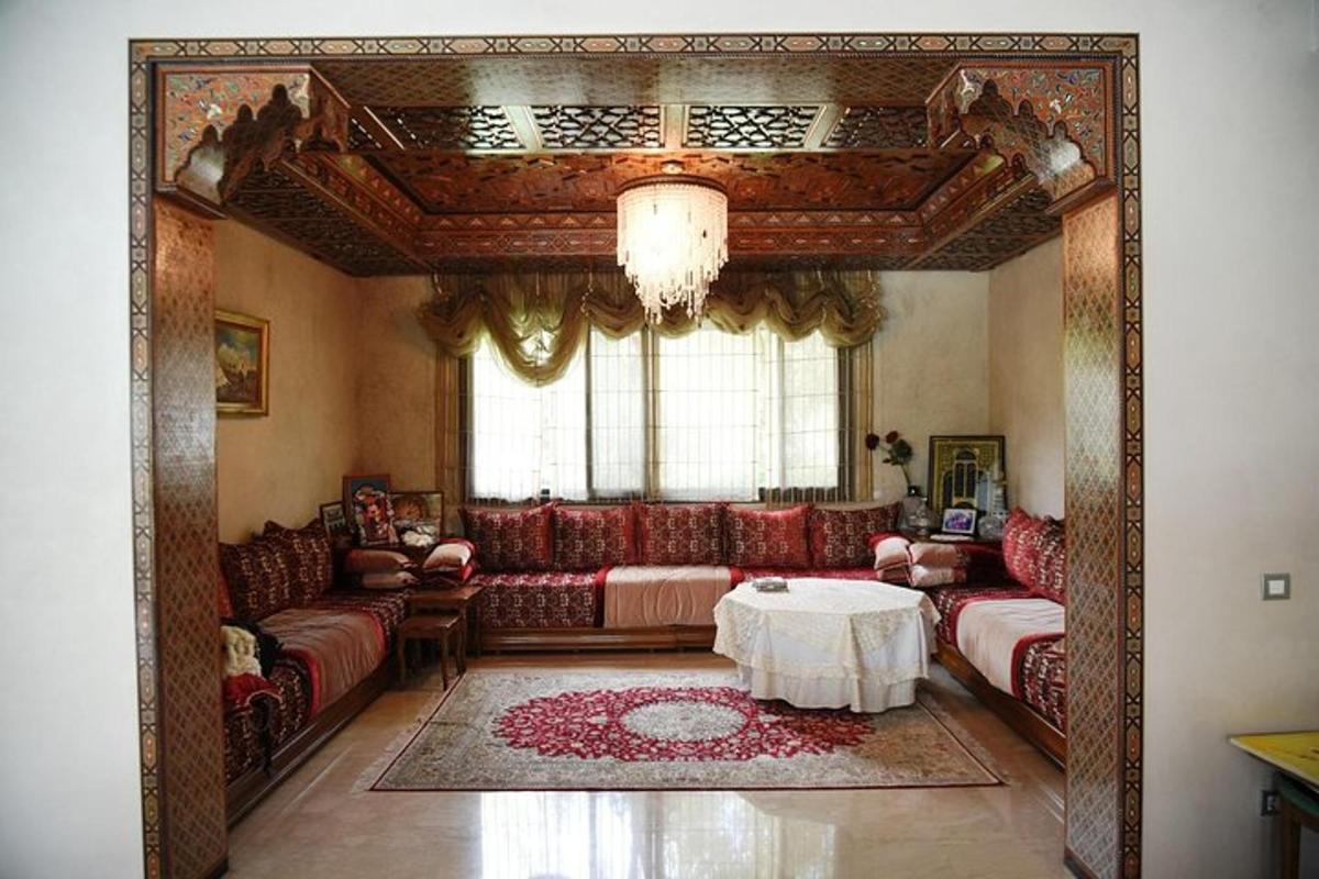 غرفة معيشة مع أرائك حمراء وطاولة