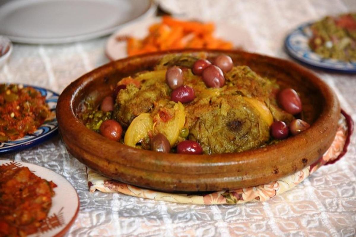 وعاء خشبي من الطعام على الطاولة