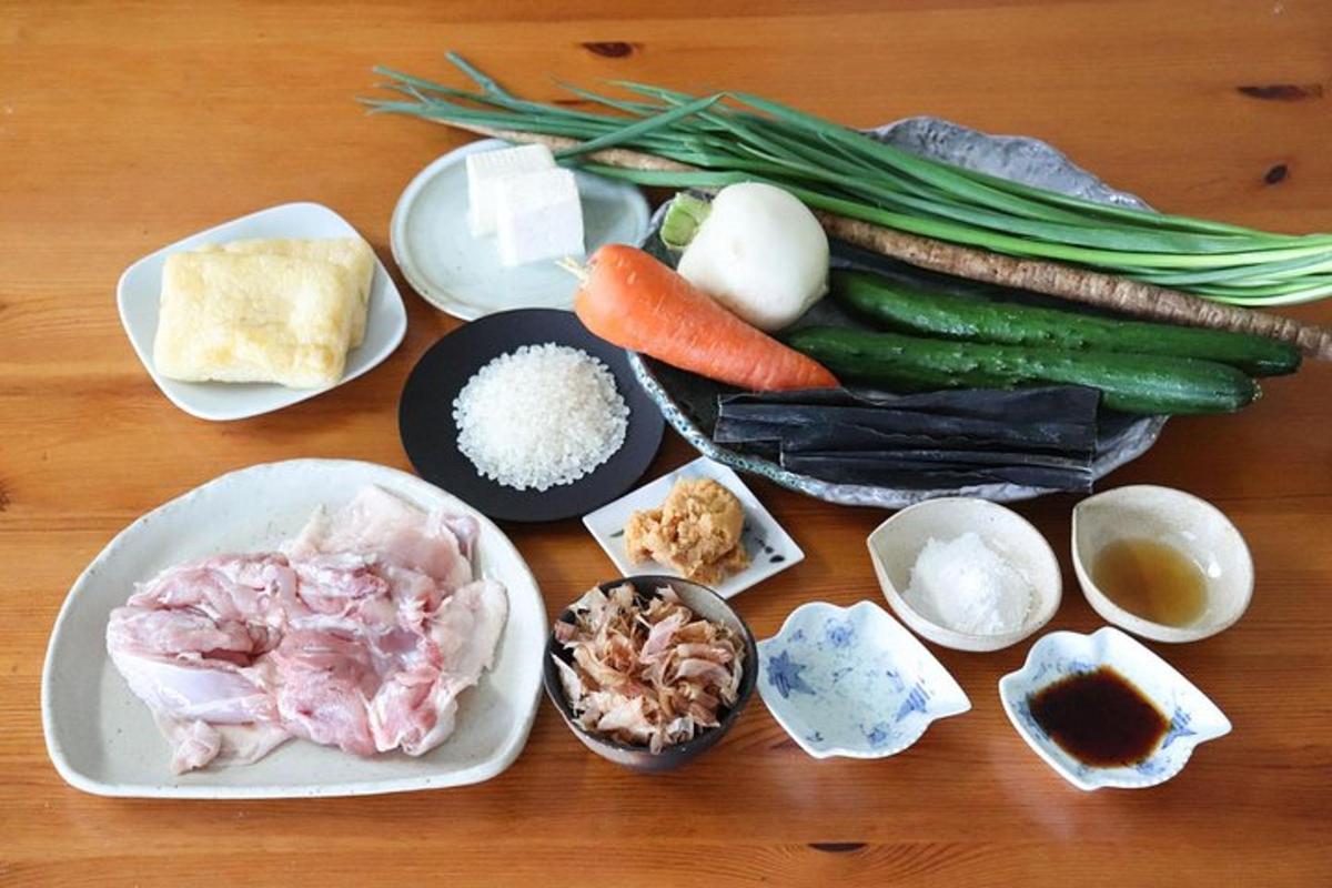meja dengan sayur-sayuran dan bahan-bahan lain di atasnya