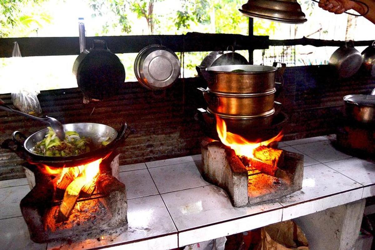 una cucina con pentole e padelle su un fornello