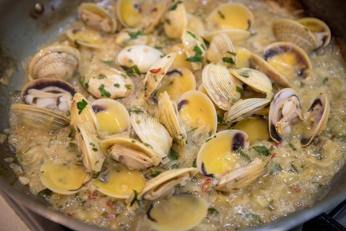 miska jídla s mušlemi a dalšími ingrediencemi