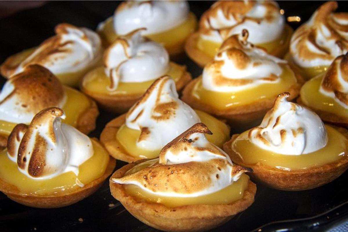 un mucchio di cupcakes con formaggio cremoso e marshmallow