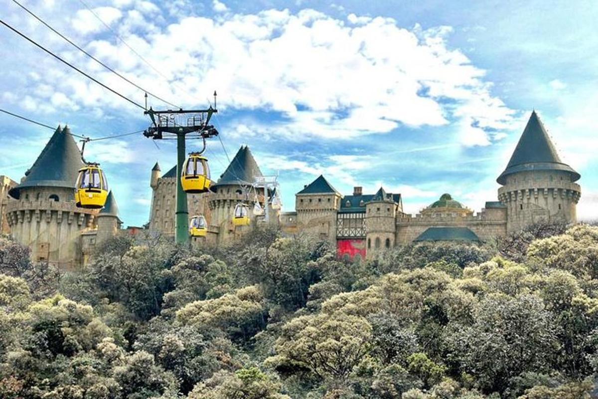 một lâu đài có hai chiếc thuyền gondola ở phía trước