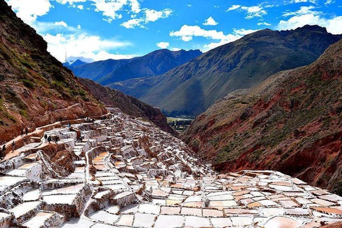 ruínas antigas na encosta de uma montanha