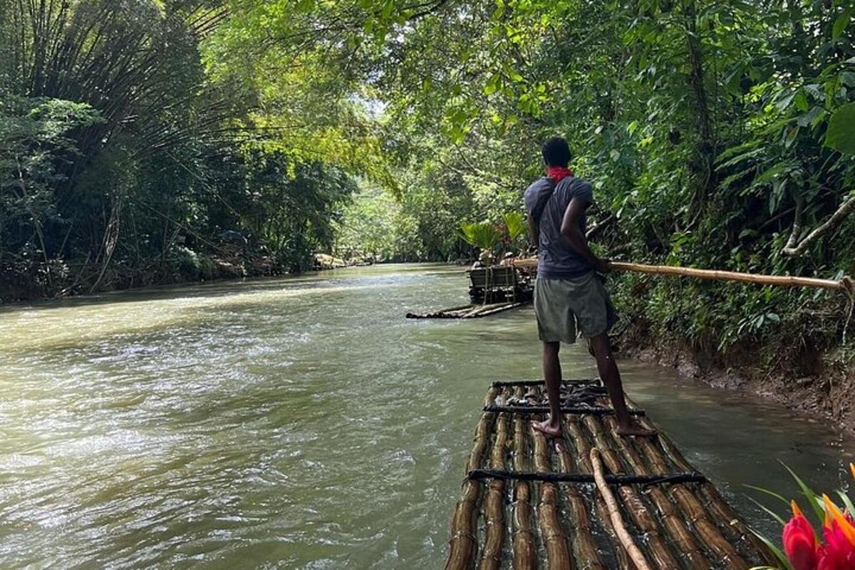 un home està dret sobre una bassa en un riu