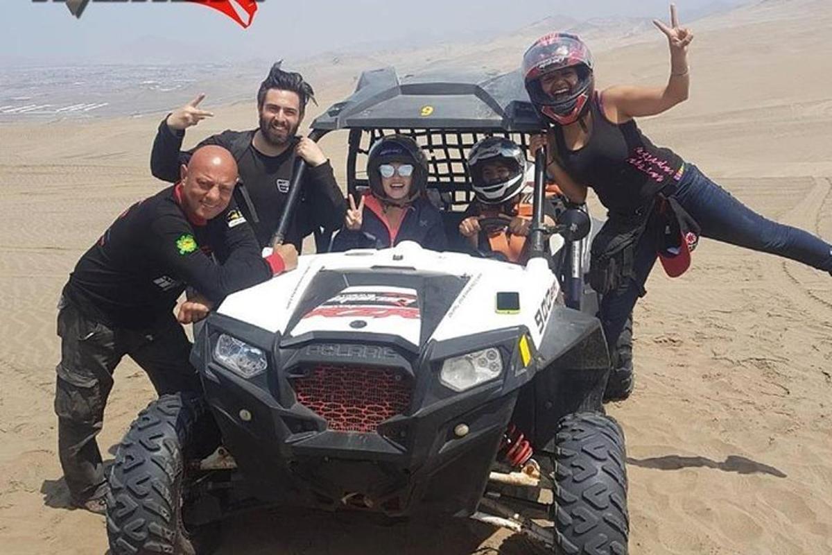 sekumpulan orang berdiri di sebelah atv di padang pasir