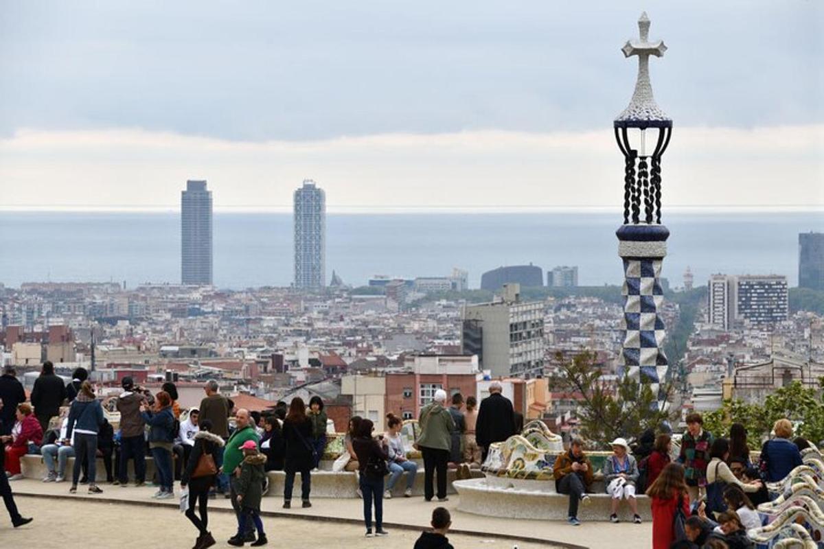 una folla di persone che camminano in una città con un lampione