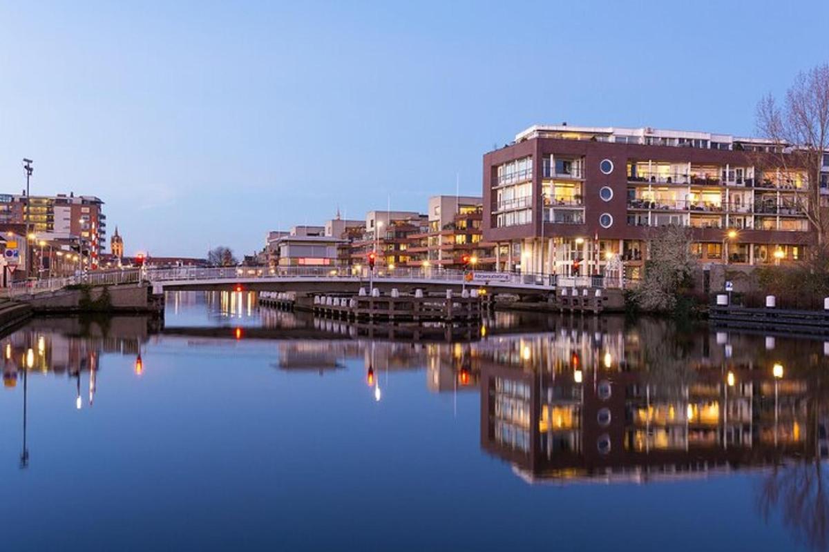 una città con edifici e un fiume di notte