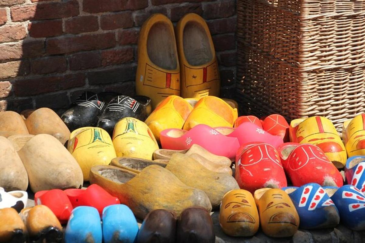 una pila di diversi tipi di scarpe e cestini