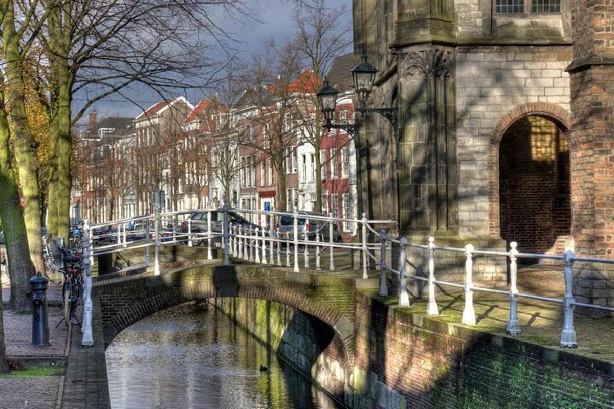 un ponte sopra un fiume in una città con edifici