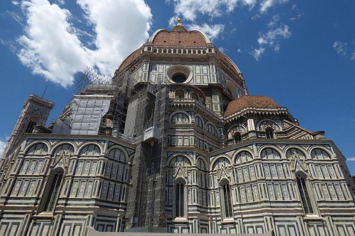un gran edifici amb el cel al fons