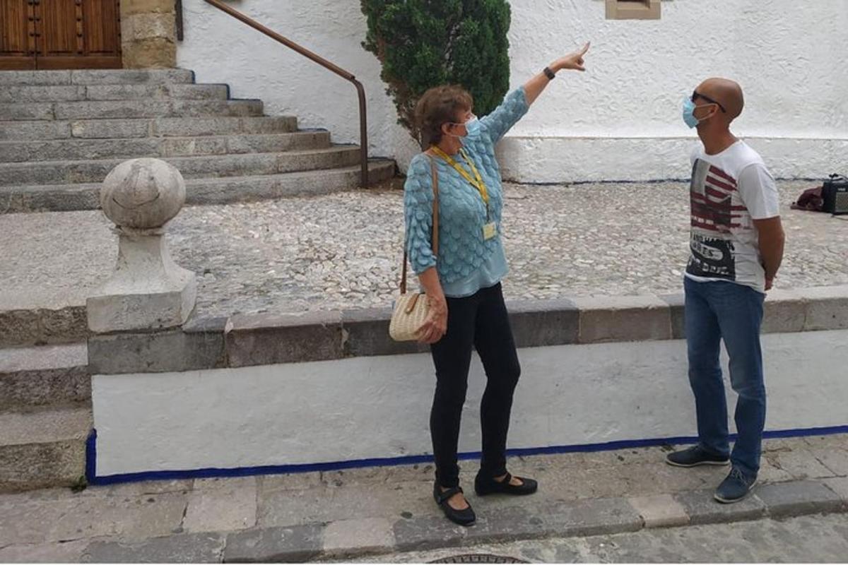 un home i una dona drets en unes escales