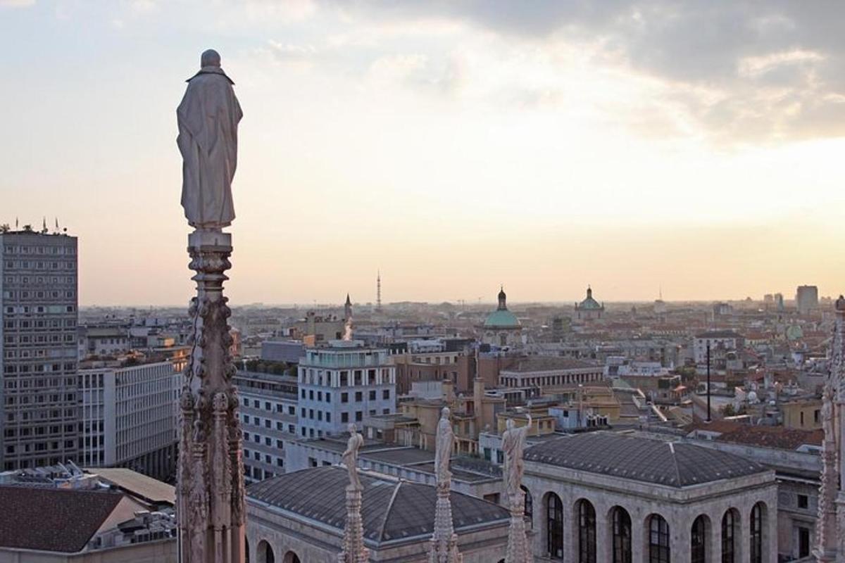 una statua di un uomo in piedi in cima a un edificio