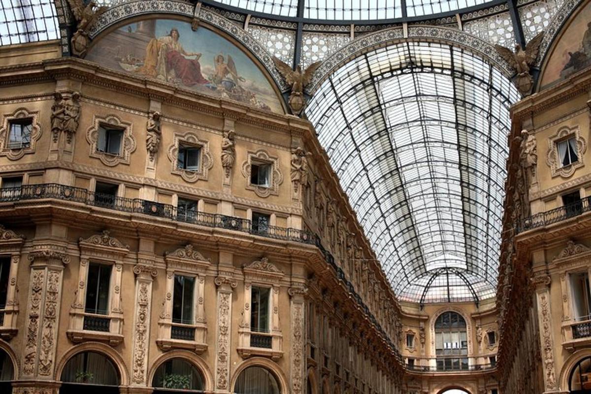 un grande edificio con un soffitto a cupola di vetro