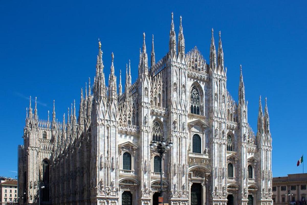 una grande cattedrale con molte guglie in cima