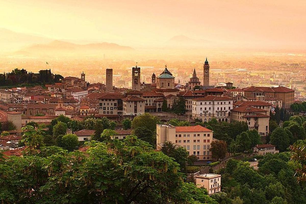 una vista di una città con edifici su una collina