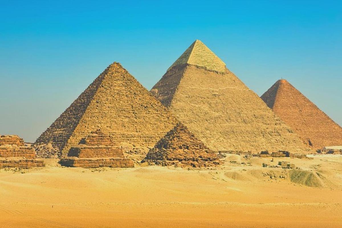 skupina pyramid stojící v poušti
