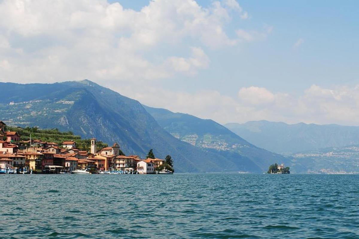 un grande specchio d'acqua con case e montagne