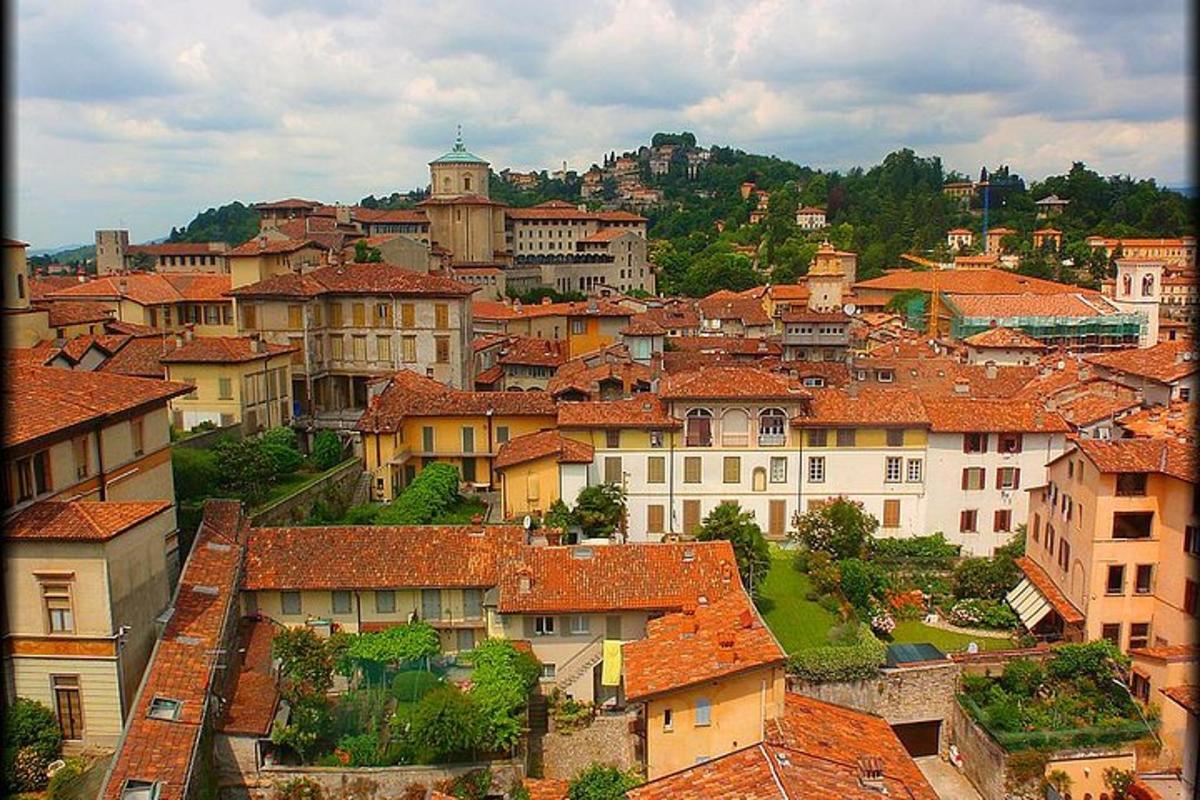 una vista di una città con case e tetti