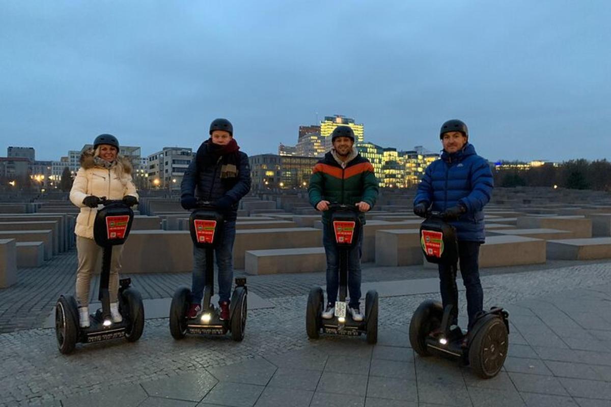 um grupo de quatro pessoas andando de segway