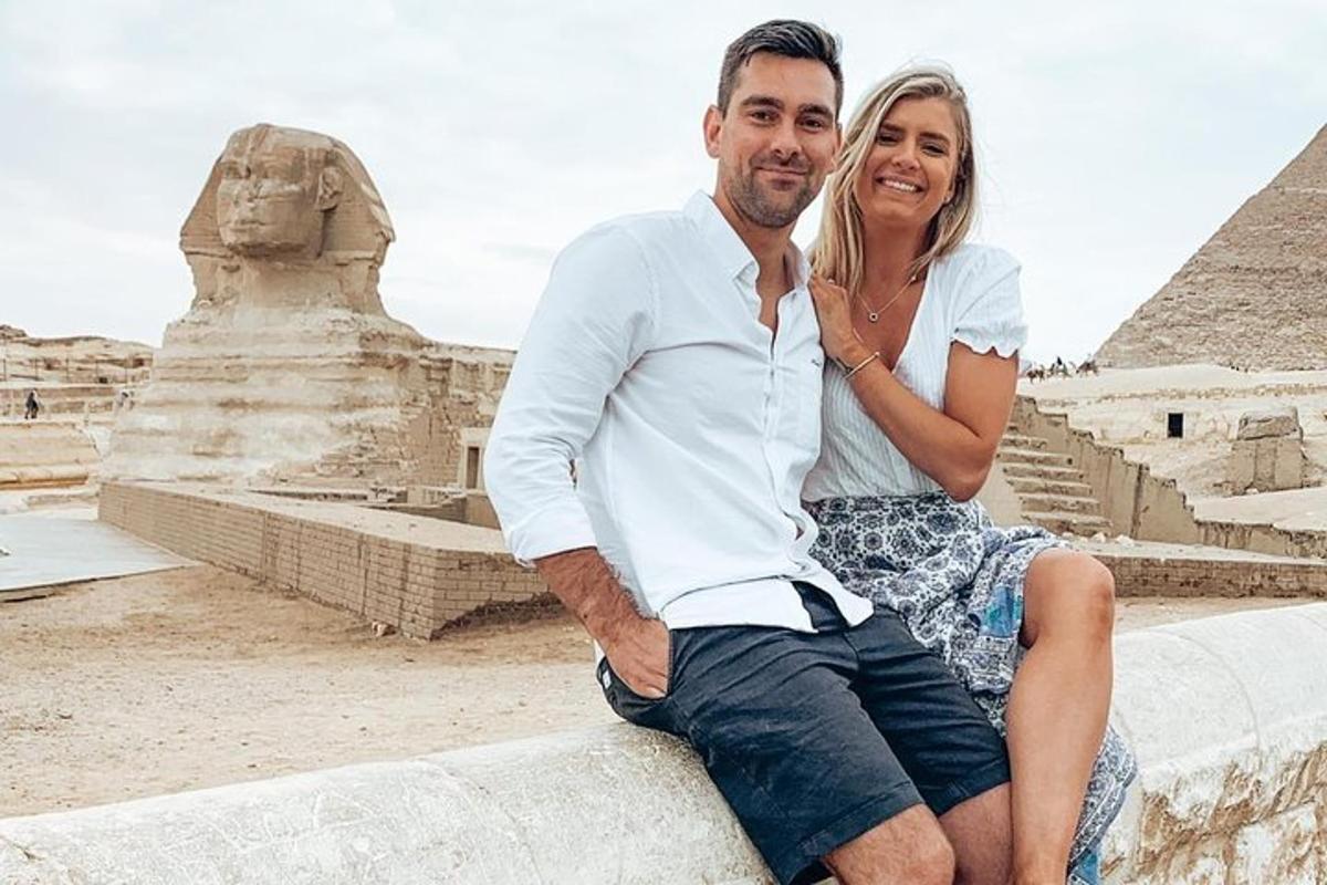 muž a žena sedící před pyramidami