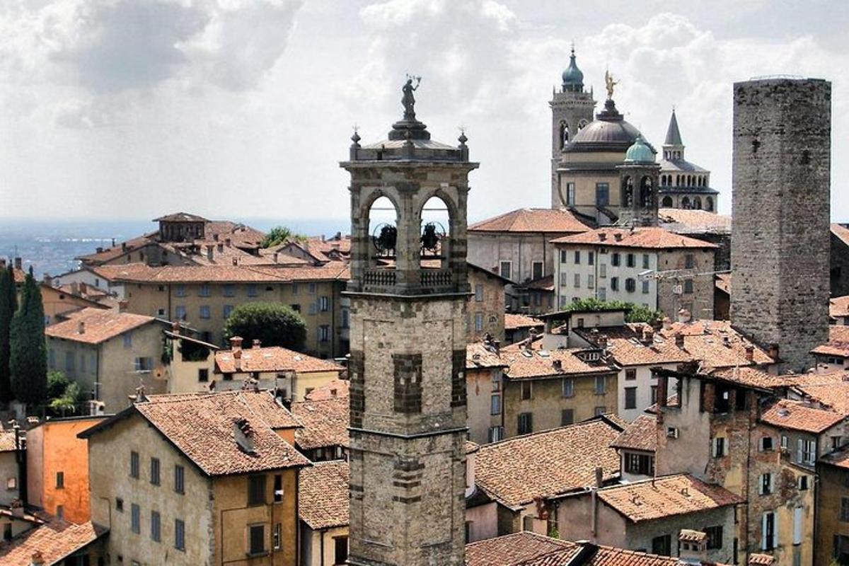 una vista di una città con tetti ed edifici