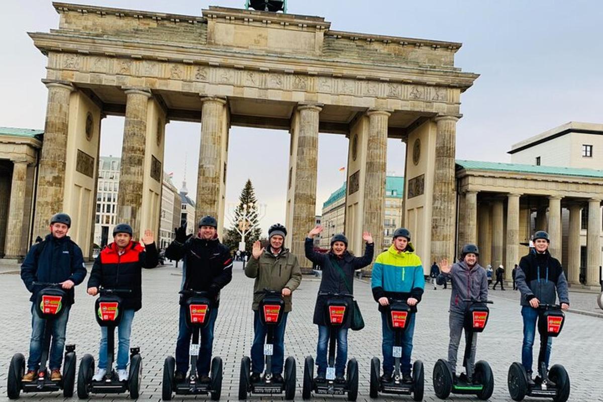 um grupo de pessoas andando de segway em frente a um prédio