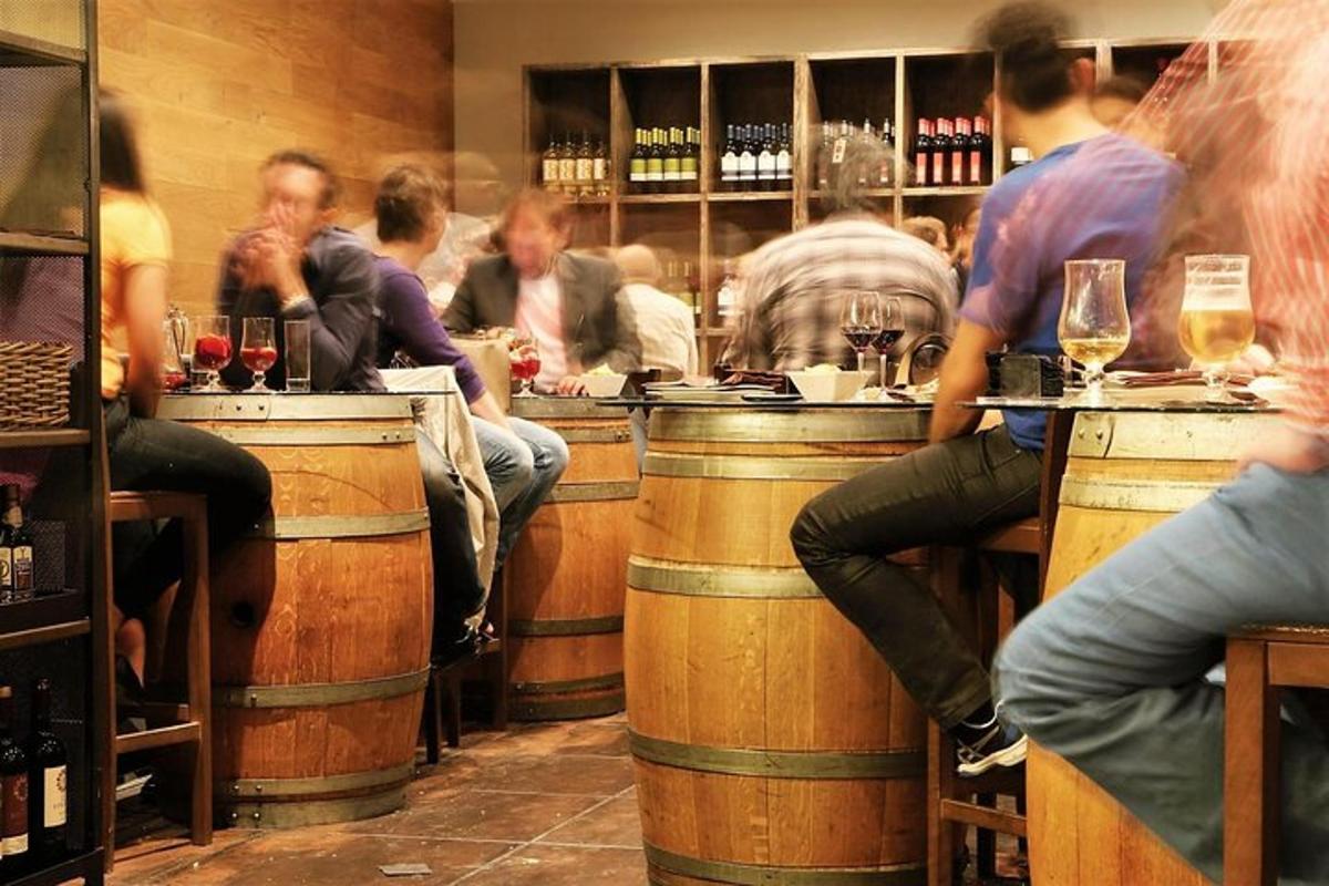 μια ομάδα ανθρώπων που κάθονται σε ένα μπαρ