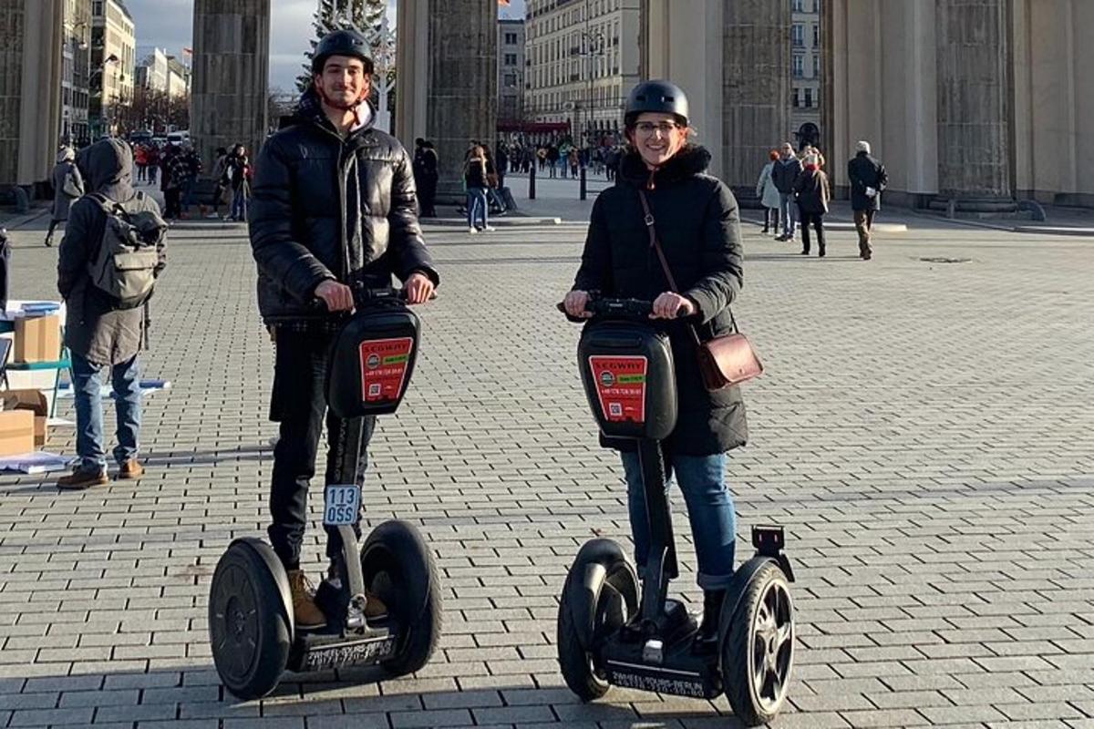 un uomo e una donna in sella a un segway