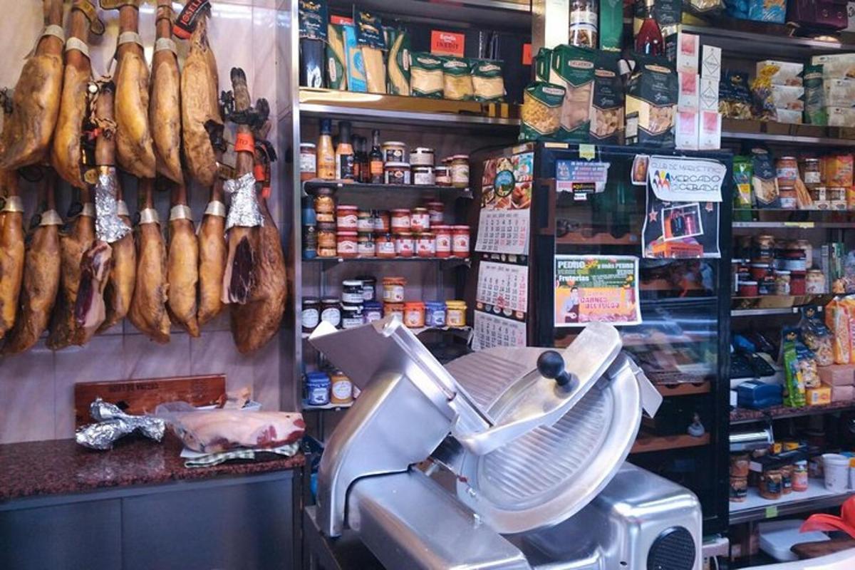 ένα κατάστημα με κρέας κρεμασμένο στον τοίχο