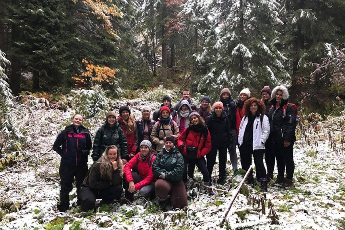 一群人在雪中摆姿势拍照