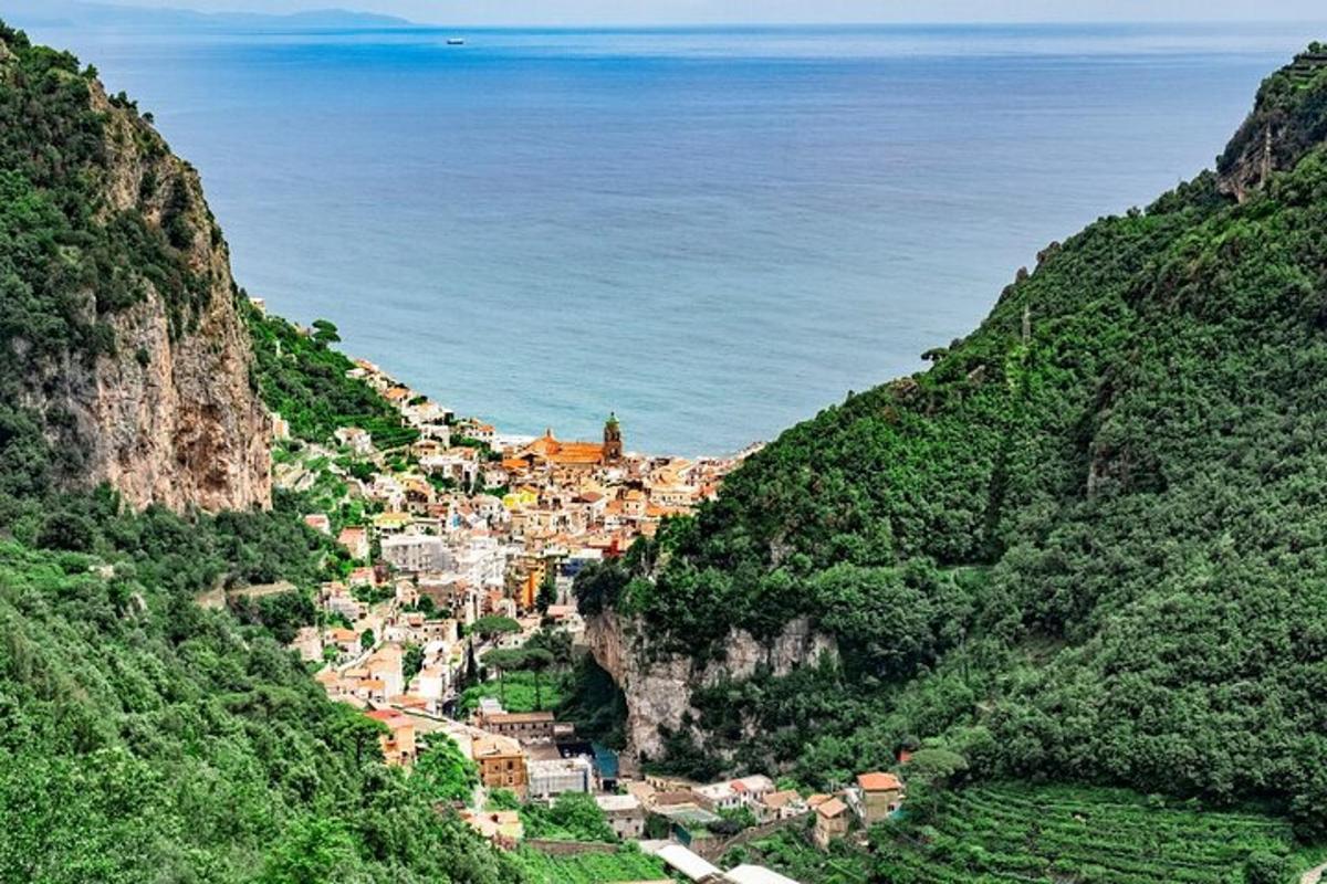 Una vista de un pueblo en una montaña cerca del océano.