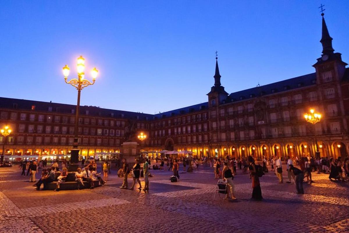 Un gran edificio con mucha gente caminando a su alrededor.
