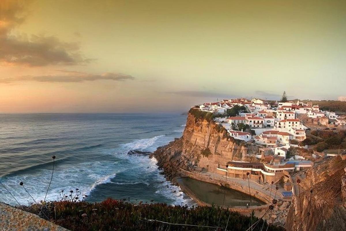 uma cidade no topo de um penhasco perto do oceano