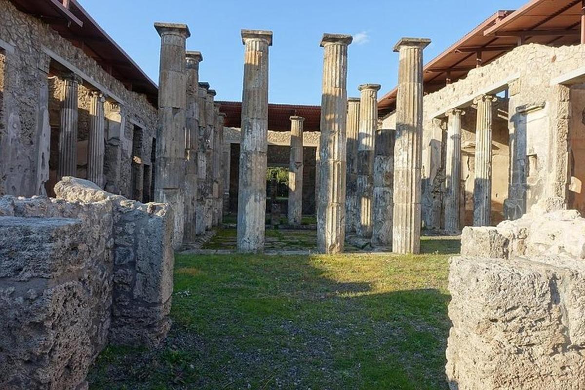 skupina ruin se sloupy na dvoře