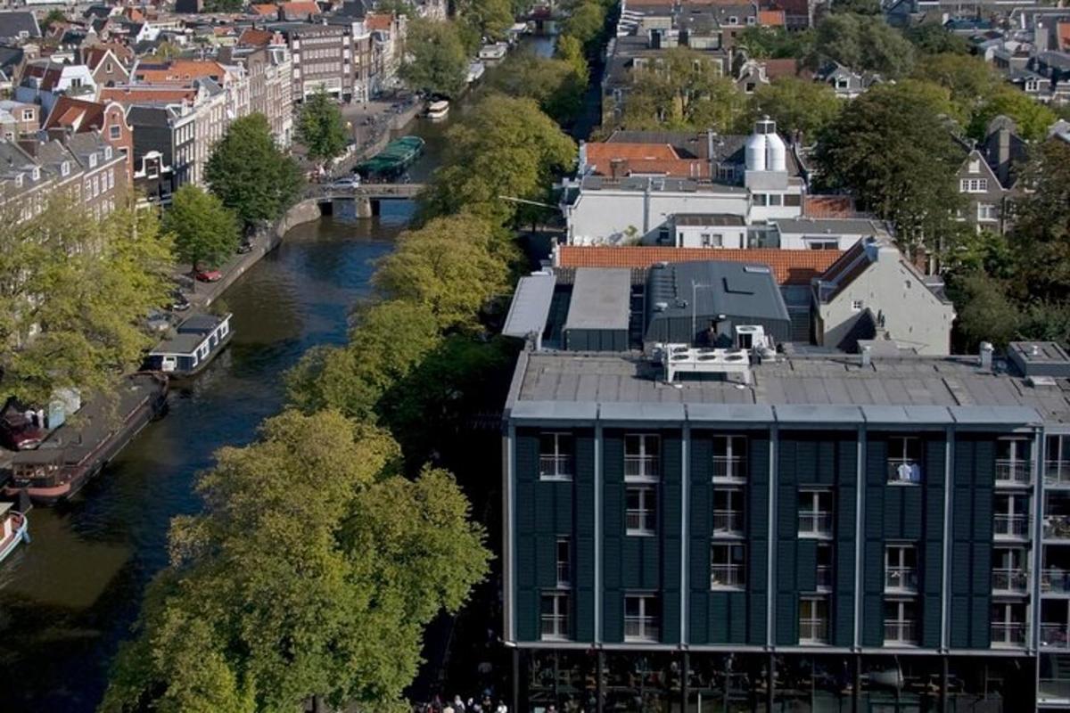 jõe ääres asuva hoone õhuvaade