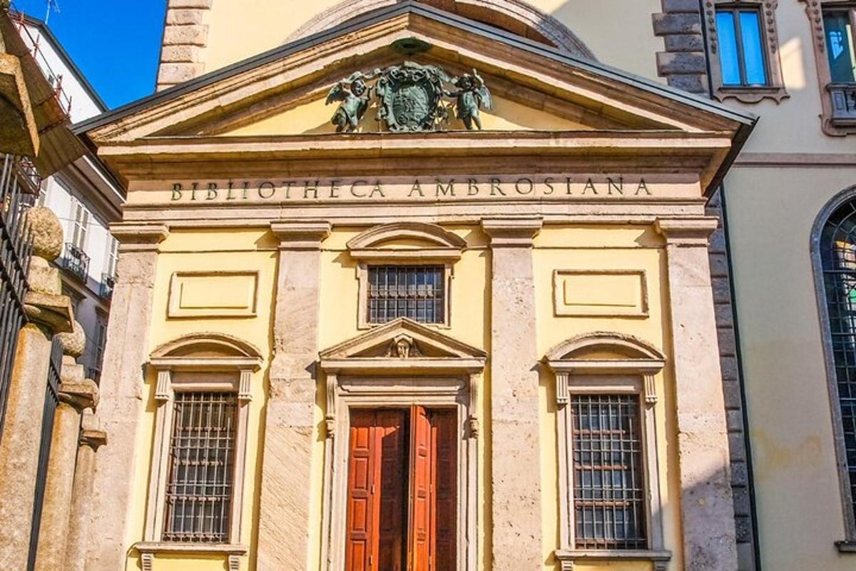 un edificio con un orologio in cima