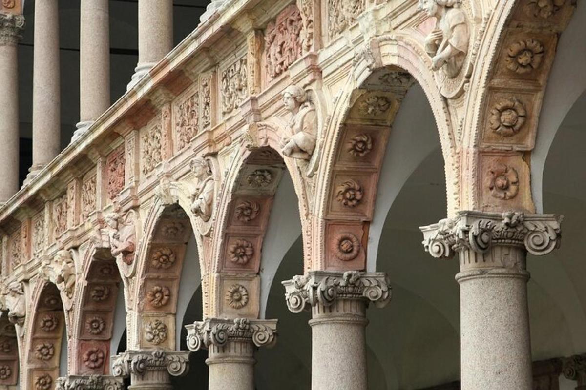 un edificio decorato con colonne e capitelli in un edificio