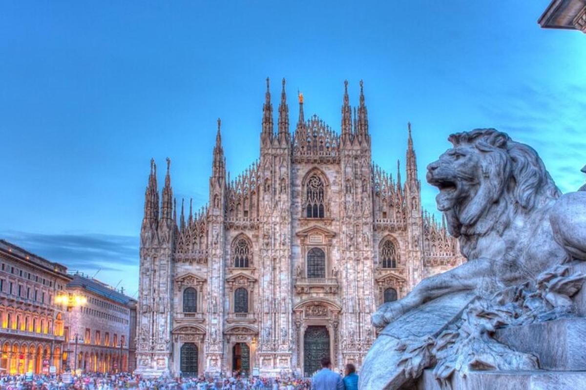 una statua di leone di fronte a una grande cattedrale