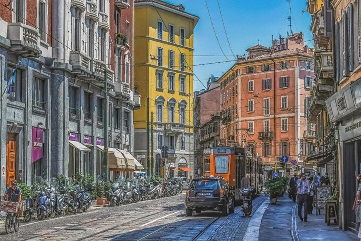 una strada cittadina con un filobus e un tram
