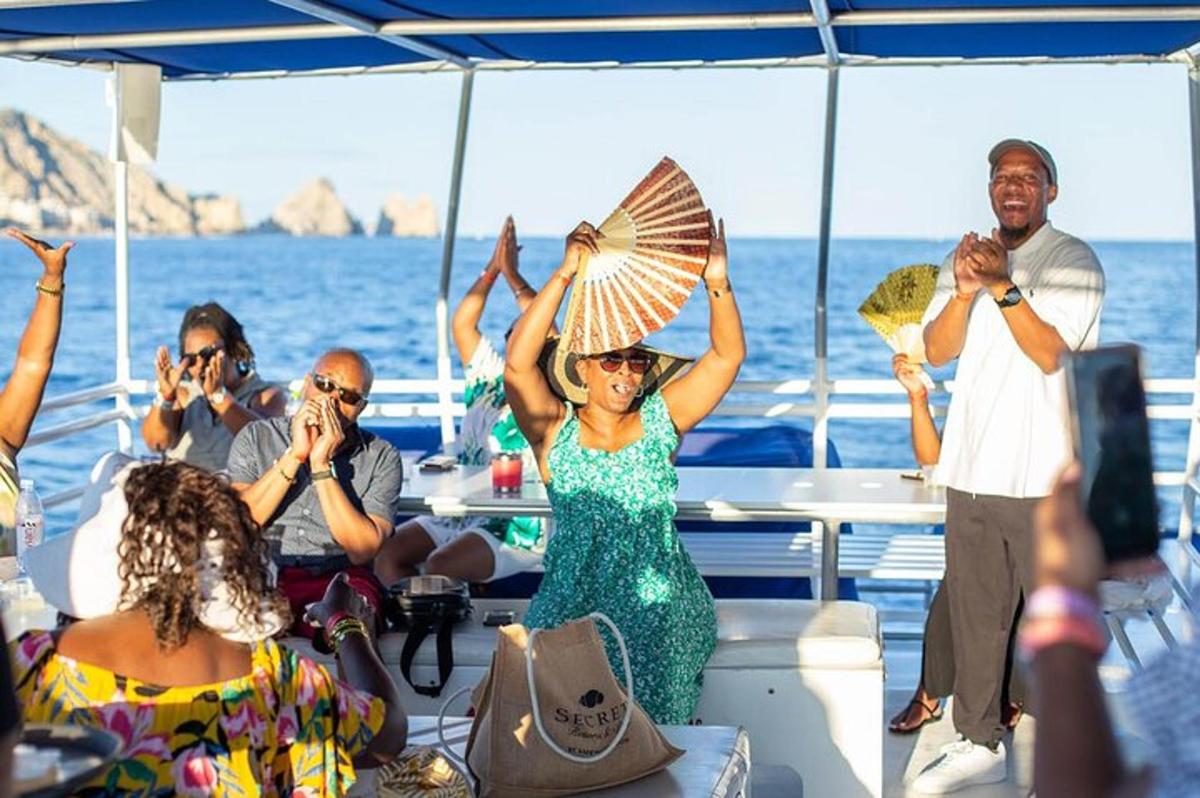 un grupo de personas en un barco en el agua