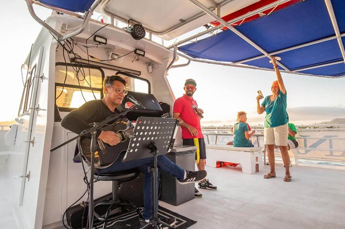 moški, ki igra klaviaturo na zadnjem delu čolna