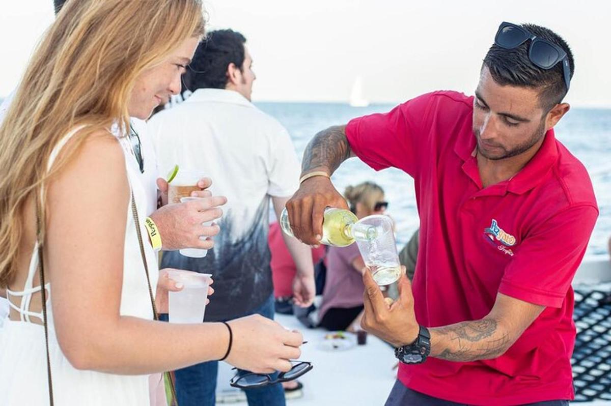 muž a žena držící drinky na večírku