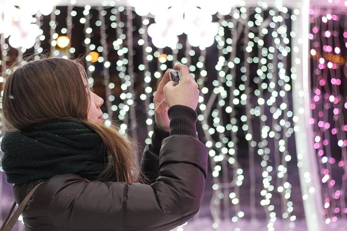 žena fotící se mobilním telefonem