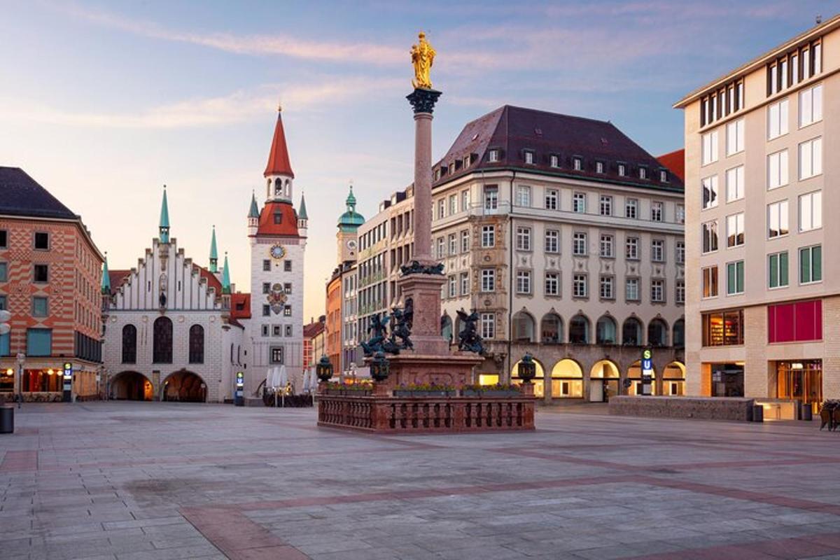 plac miejski ze statuą przed budynkami