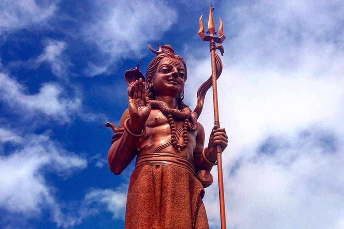 una statua di una donna che tiene in mano un tridente